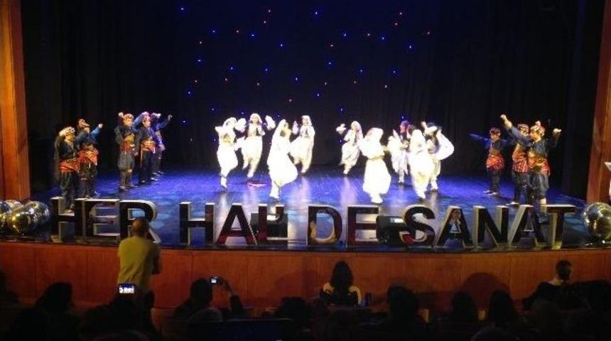 Engelli Sanat&ccedil;ıların &Uuml;nl&uuml;lerle D&uuml;eti B&uuml;y&uuml;ledi