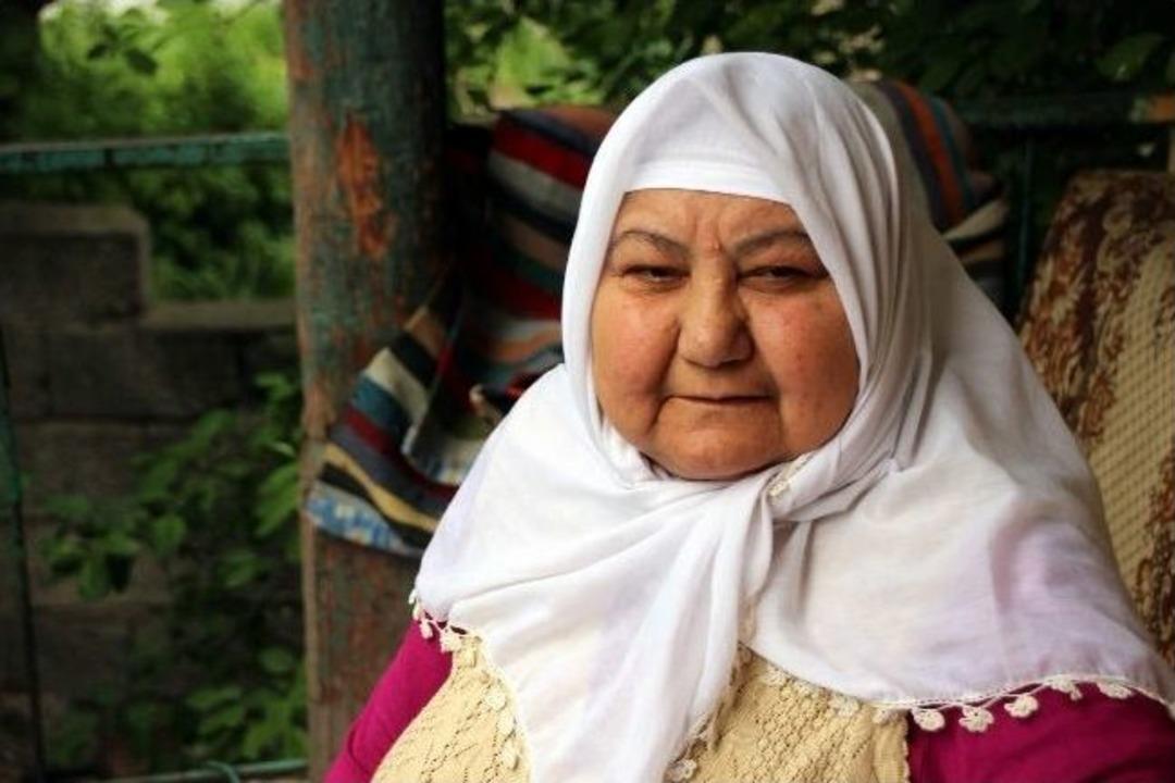 74 Yaşındaki Babaanne, Torunlarına Hem Annelik Hem Babalık Yapıyor