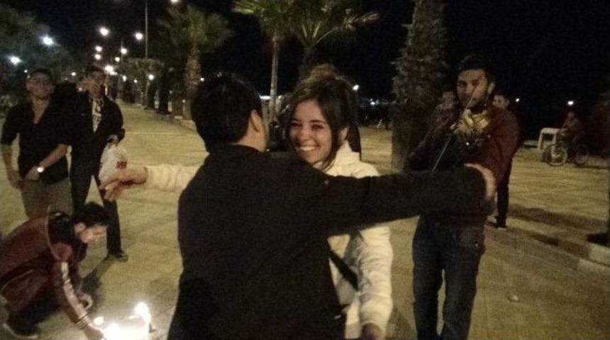 (&ouml;zel Haber) Silivri Sahilinde Keman Ve Havai Fişek Eşliğinde Evlilik Teklifi