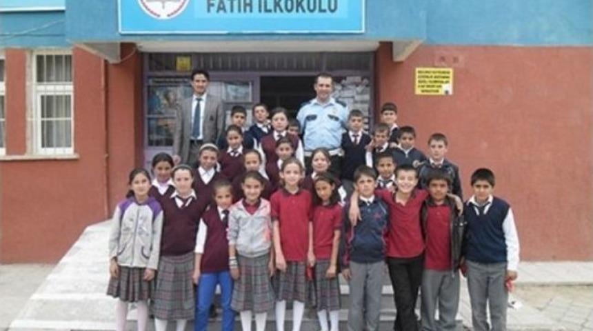 Selendi Polisi &Ouml;nce &Ouml;ğrencileri Ardından Şof&ouml;rleri Bilgilendirdi