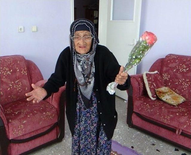 (özel Haber) 110 Yaşındaki Zeliha Nineye Anneler Günü Kutlaması