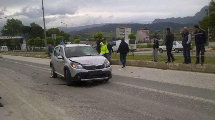 Osmaneli'de Otomobille Motosiklet &Ccedil;arpıştı: 1 Yaralı