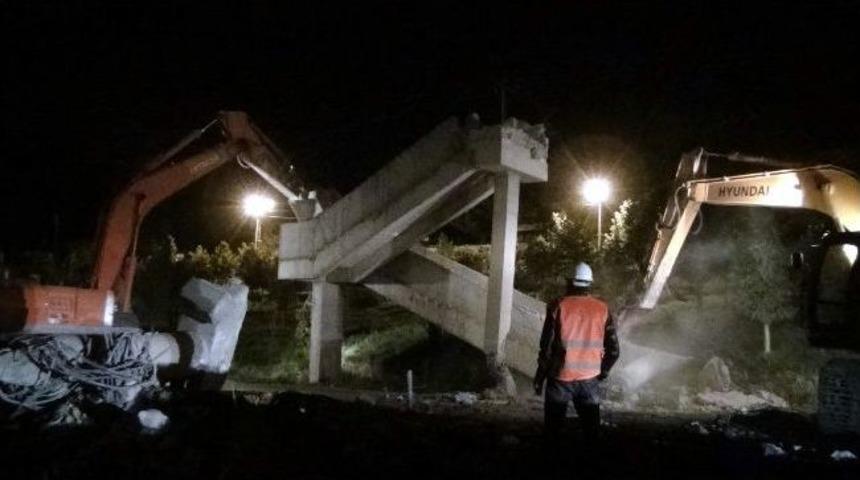 Erciş&rsquo;te &Uuml;st Ge&ccedil;it Yıkımı