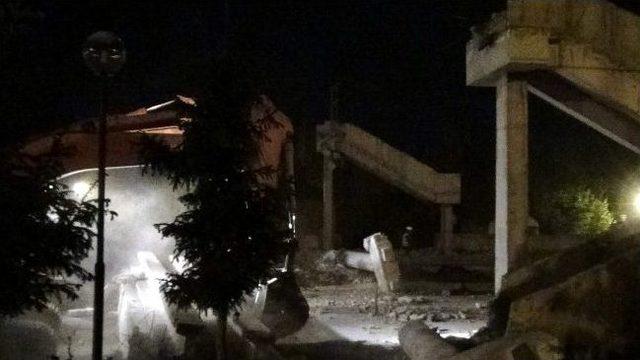 Erciş&rsquo;te &Uuml;st Ge&ccedil;it Yıkımı 1