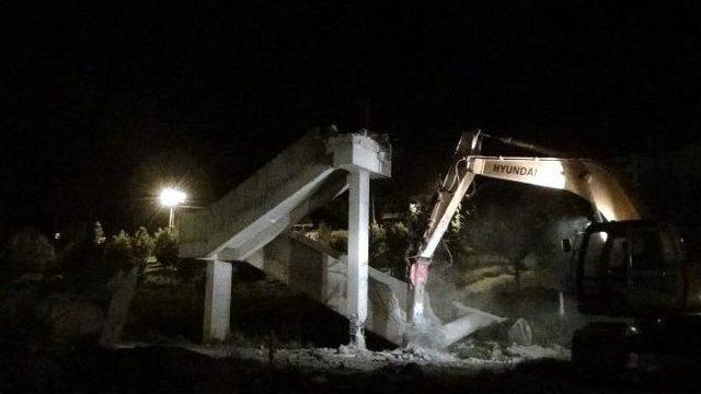 Erciş&rsquo;te &Uuml;st Ge&ccedil;it Yıkımı 2