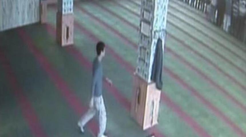 Camide &Ouml;nce Hırsızlık Yaptı Sonra Dua Etti