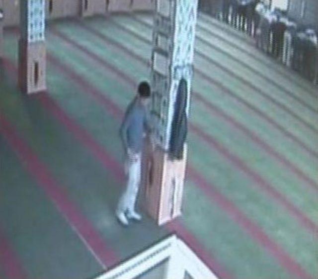 Camide &Ouml;nce Hırsızlık Yaptı Sonra Dua Etti 1