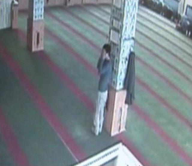 Camide &Ouml;nce Hırsızlık Yaptı Sonra Dua Etti 2