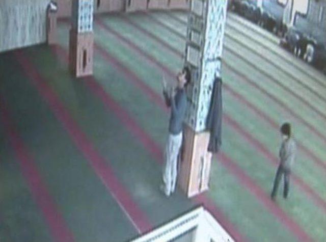 Camide &Ouml;nce Hırsızlık Yaptı Sonra Dua Etti 3