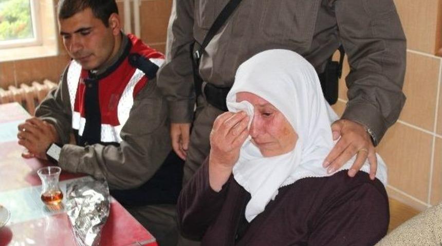 Şehit Annelerinden Mehmet&ccedil;iklere Anneler G&uuml;n&uuml; S&uuml;rprizi