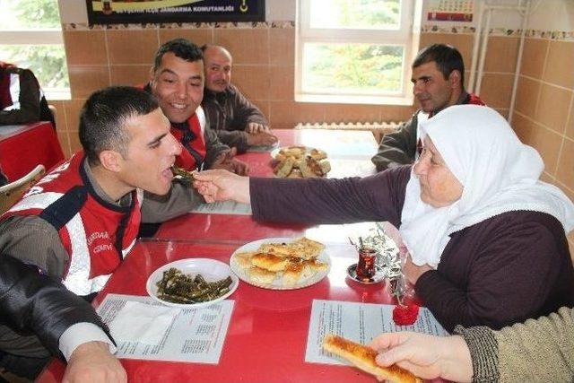 Şehit Annelerinden Mehmet&ccedil;iklere Anneler G&uuml;n&uuml; S&uuml;rprizi 1