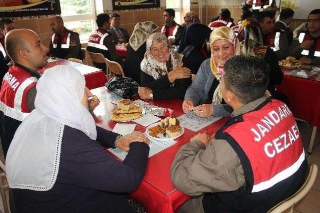 Şehit Annelerinden Mehmet&ccedil;iklere Anneler G&uuml;n&uuml; S&uuml;rprizi 2