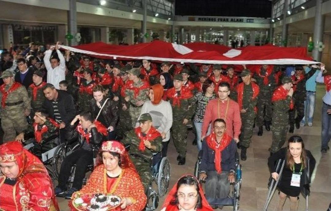 Engelli Gen&ccedil;lere Askerlik Kınası Yakıldı