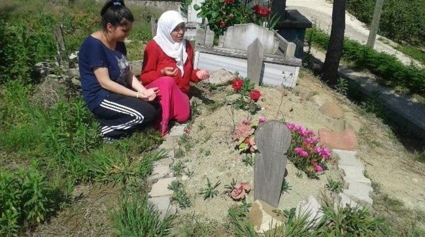 Anneler G&uuml;n&uuml;&rsquo;nde Annelerinin Mezarını Ziyaret Ettiler