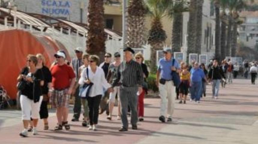 Kuşadası&rsquo;nda Yağmurla Birlikte Denizden Turist Bereketi Yaşandı