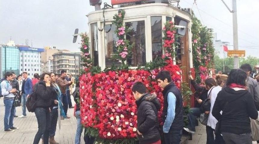 Anneler G&uuml;n&uuml;nde Nostaljik Tramvay S&uuml;rprizi