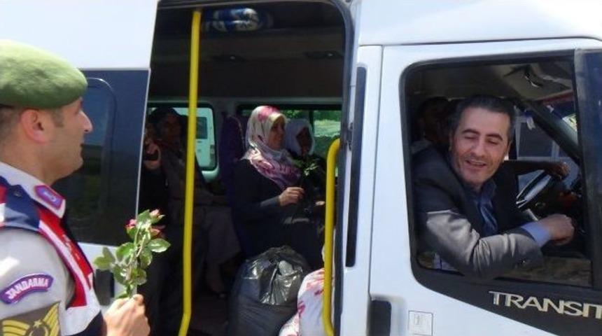 Jandarma Ekipleri Anneler G&uuml;n&uuml;'nde Kadınlara G&uuml;l Dağıttı