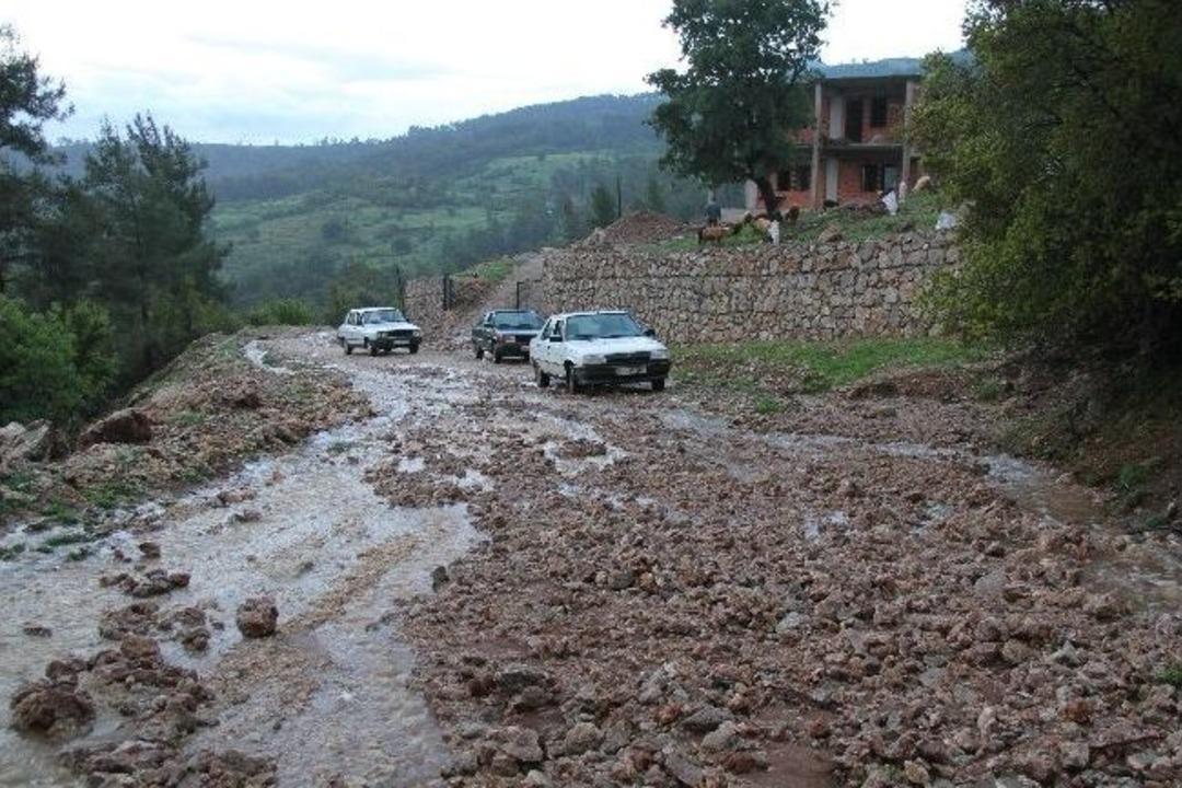 Seydikemer&rsquo;de Etkili Yağış Sele Neden Oldu