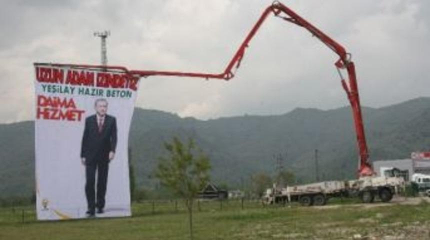 Başbakan Erdoğan'a Sevgisini Beton Mikserine Astığı Pankartla G&ouml;sterdi