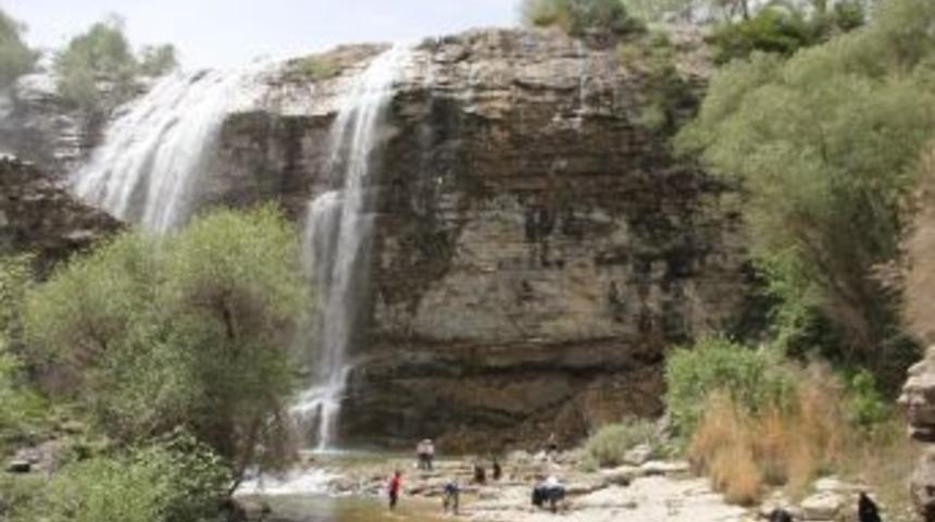 Tortum Şelalesi'nde Bahar Şöleni