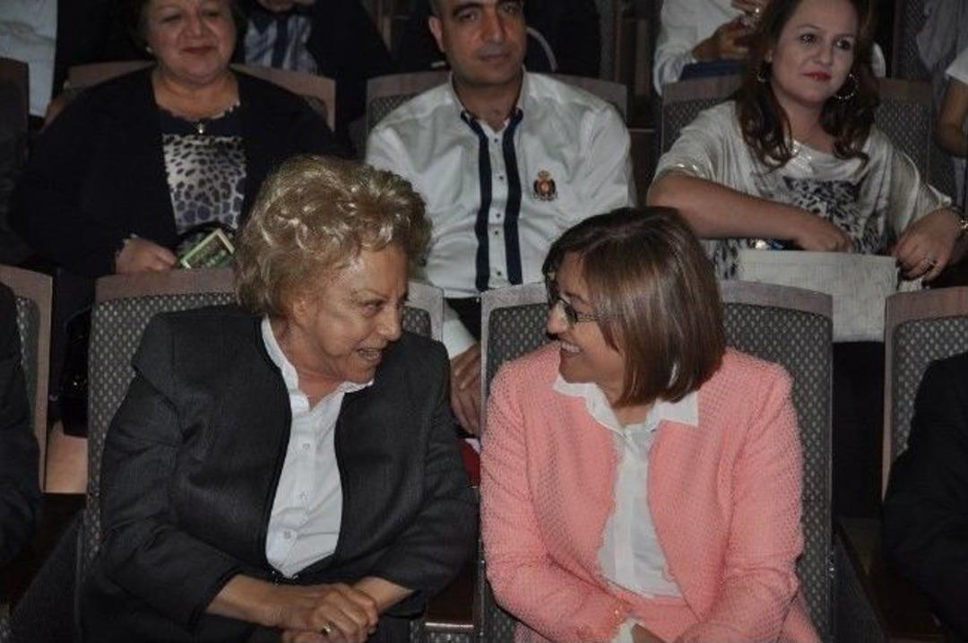 Gkv&rsquo;li &Ouml;ğrenciler &lsquo;dansların Rengi&rsquo; Adlı G&ouml;steride Başkan Fatma Şahin&rsquo;i B&uuml;y&uuml;ledi