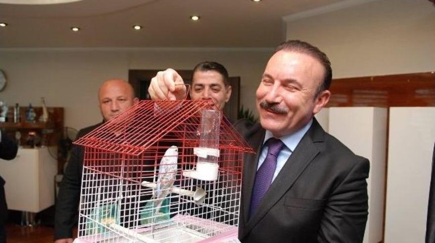Başkan Doğan&rsquo;a Muhabbet Kuşu Getirdiler