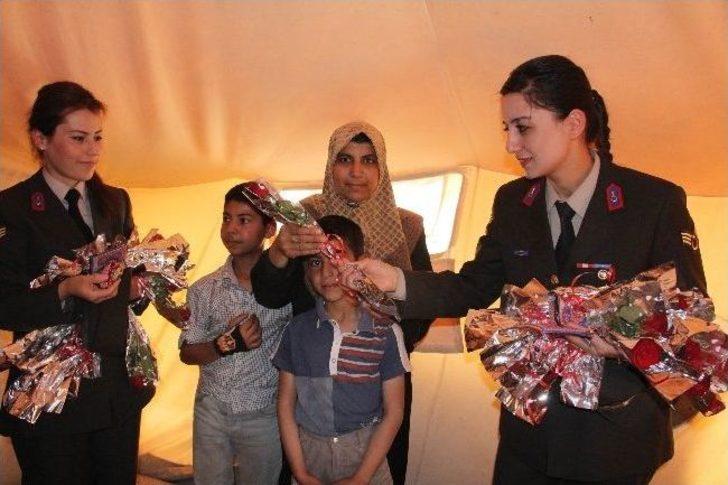 Bayan Astsubaylar, Suriyeli Anneleri Ziyaret Etti G1