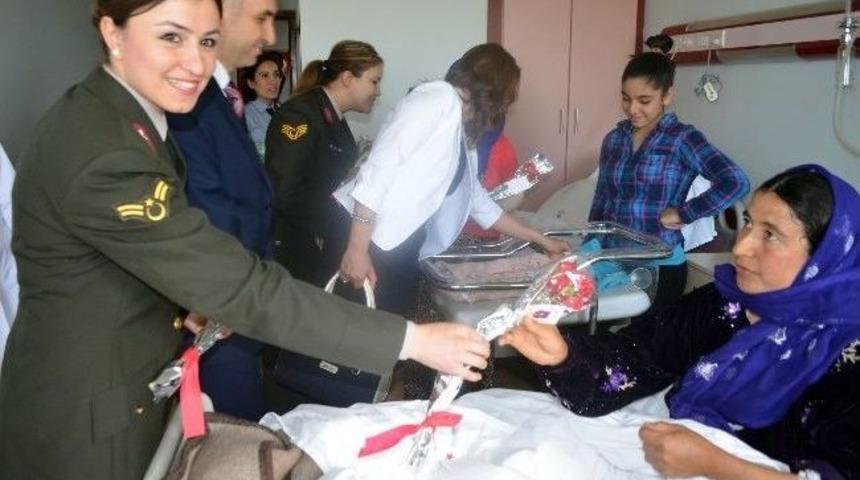 Jandarma Ekibinden Hasta Annelere Jest