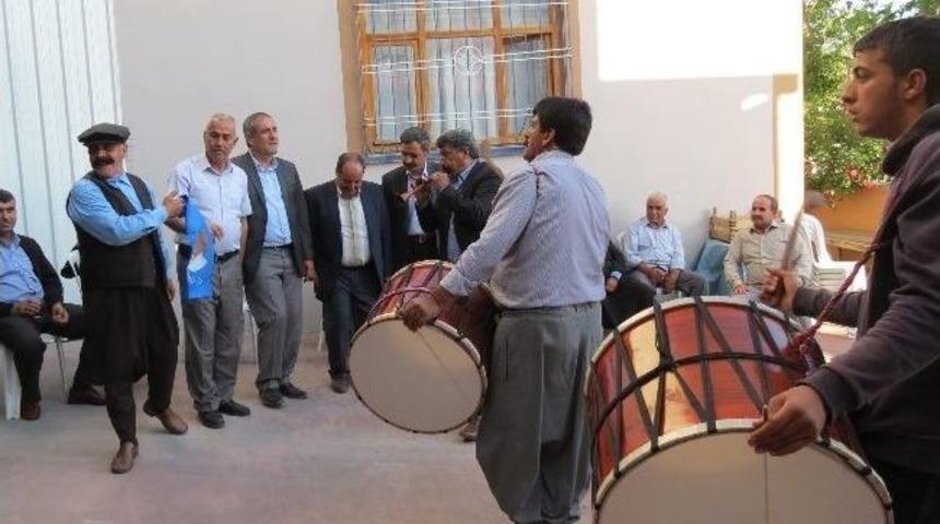 70 Yaşında, Tek Başına Halay Ekibi Gibi