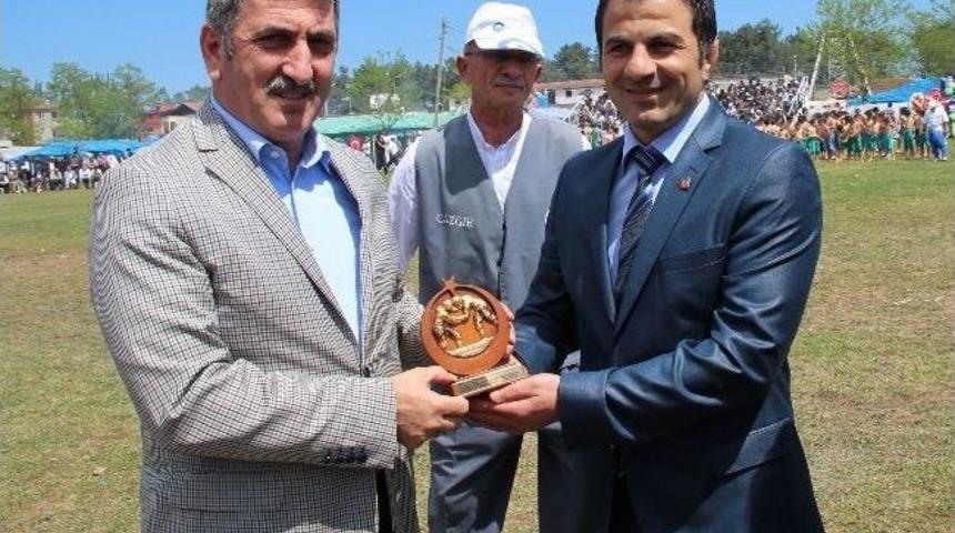 G&uuml;reşcilerden Başkan K&ouml;ktaş'a Plaket