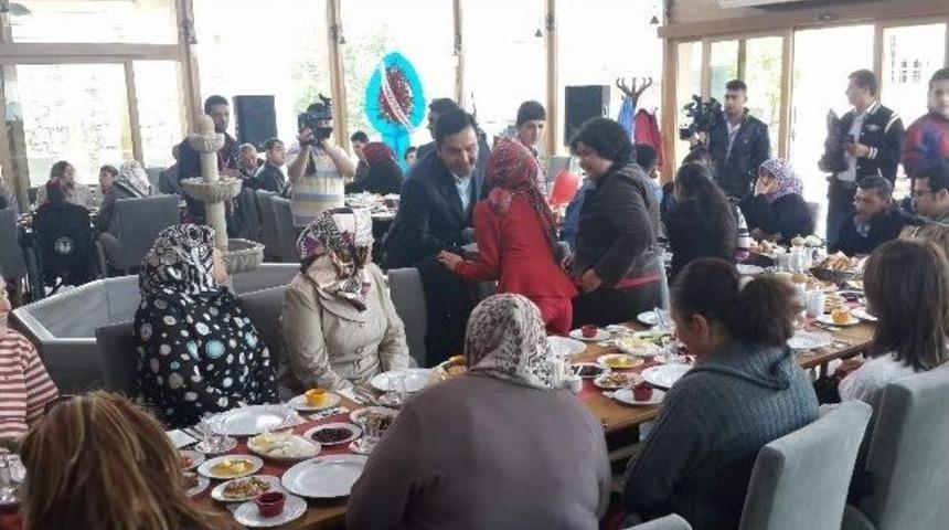 Belediye Başkanı Yaşar Bah&ccedil;eci&rsquo;den Engelli Annelerine Jest