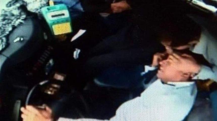 &Ouml;zel Halk Otob&uuml;s&uuml;nde Yaşanan Dehşet Anları G&uuml;venlik Kamerasına Yansıdı