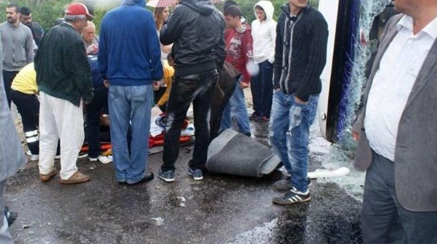 &Ouml;ğrenci Taşıyan Midib&uuml;s Kaza Yaptı: 15 Yaralı