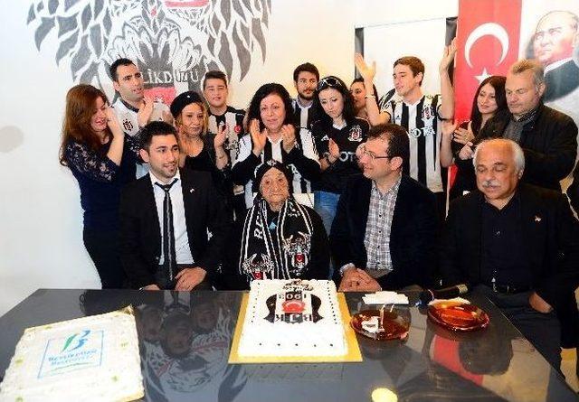 111 Yaşındaki Beşiktaşlı &Ccedil;ınarın, Anneler G&uuml;n&uuml; Tezah&uuml;ratlarla Kutlandı 1