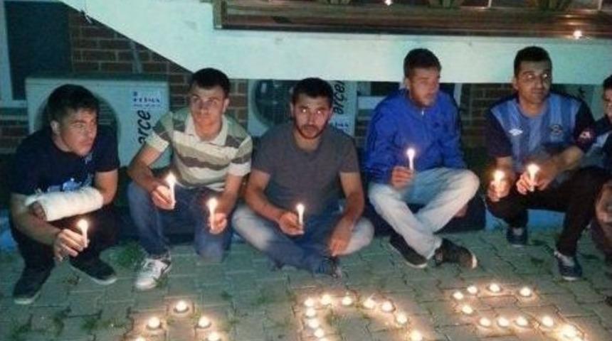 Taraftarlar Elektrik Kesintisini Mumla Protesto Ettiler