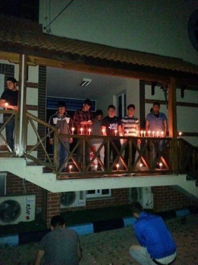 Taraftarlar Elektrik Kesintisini Mumla Protesto Ettiler 2