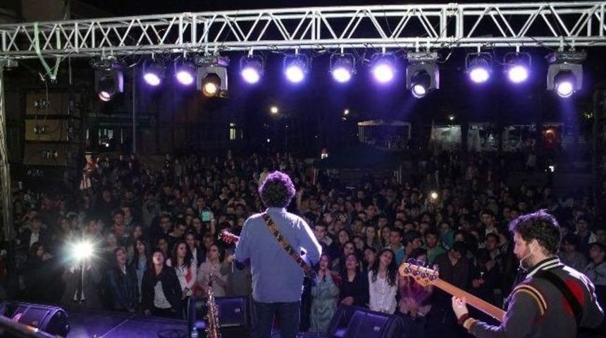 &Uuml;nl&uuml; M&uuml;zik Grubundan Futbol Ma&ccedil;lı Konser