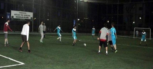 &Uuml;nl&uuml; M&uuml;zik Grubundan Futbol Ma&ccedil;lı Konser 3