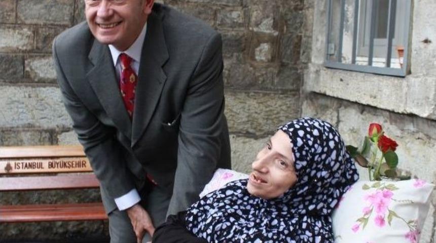 Başkan İn&ouml;n&uuml; Dar&uuml;laceze&rsquo;deki Kimsesiz Yaşlı Ve Engellileri Ziyaret Etti