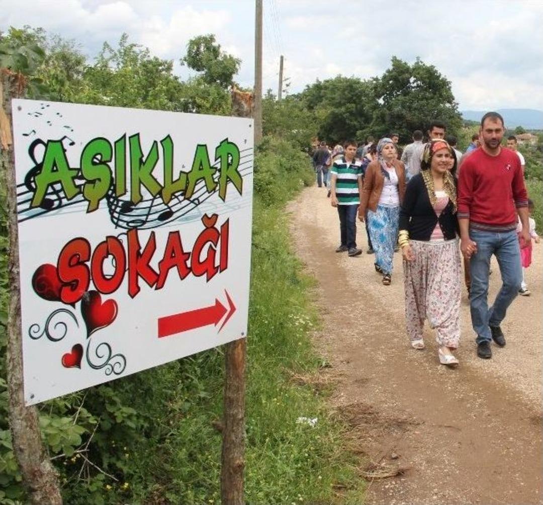 Eş Arayan Gen&ccedil;ler Bu Sokakta Buluştu