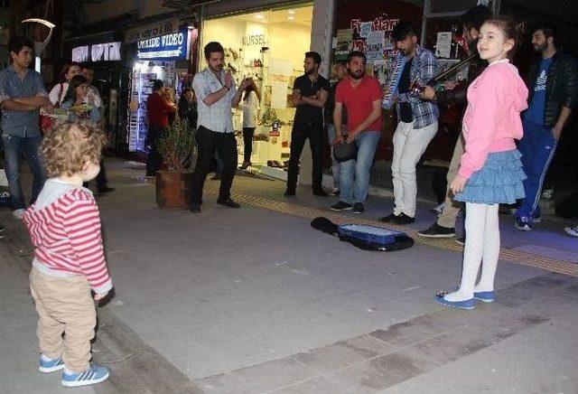 İstiklal Değil, Gazi Caddesi 1