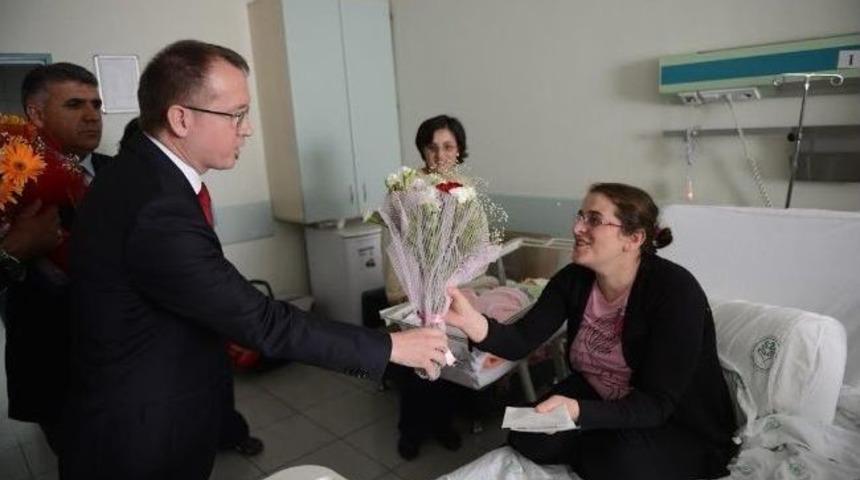 Yeni Annelere &Ccedil;i&ccedil;ekli S&uuml;rpriz