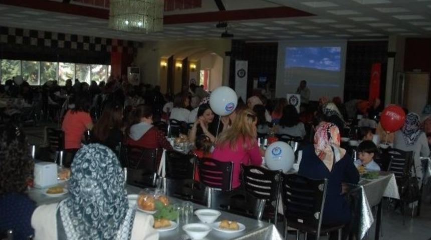 Eğitim-bir-sen, Anneler G&uuml;n&uuml;'n&uuml; Kutladı