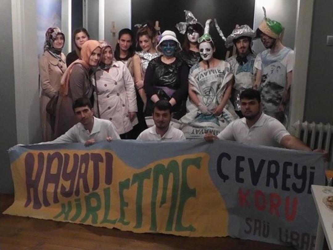 Atık Malzemelerle Defile D&uuml;zenlediler