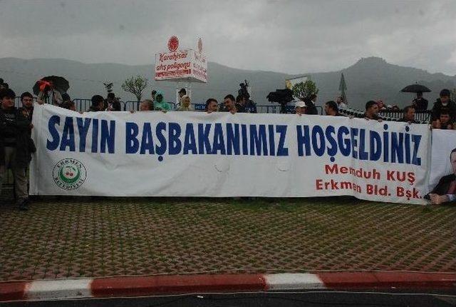 Yağmur Altında Başbakan Erdoğan’a Destek Eylemi