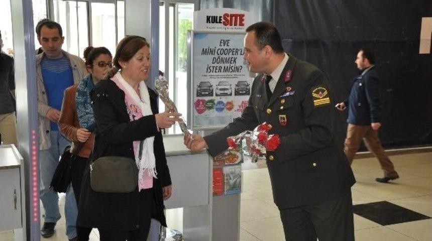 Jandarma'dan Annelere Karanfil