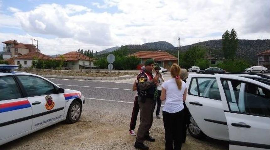 Jandarma Yollardaki Anneleri Unutmadı