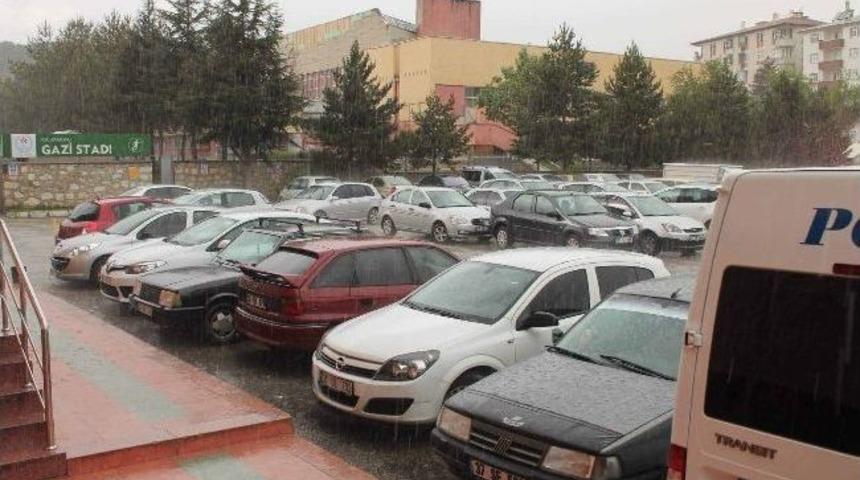 Sağanak Yağış S&uuml;r&uuml;c&uuml;lere Zor Anlar Yaşattı