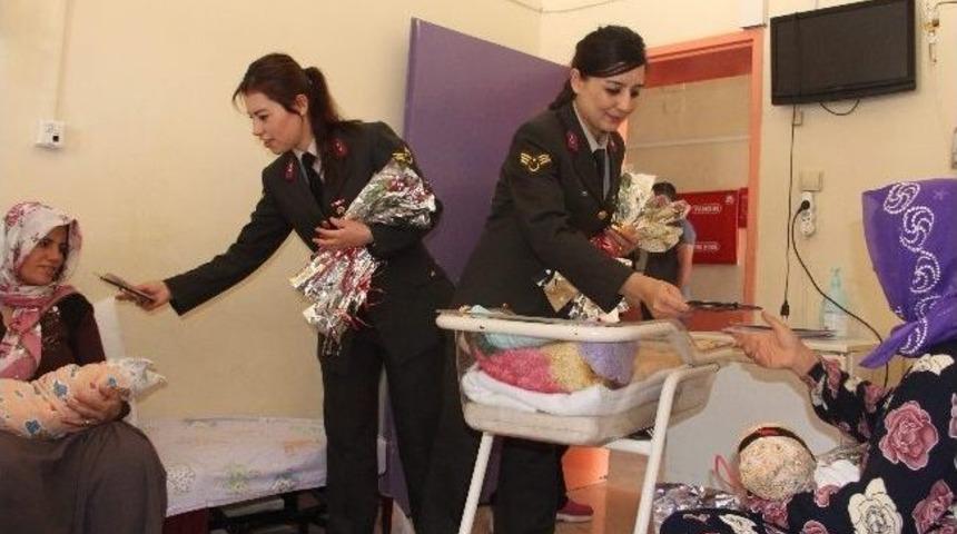 Jandarma, Hastanedeki Anneleri De Unutmadı