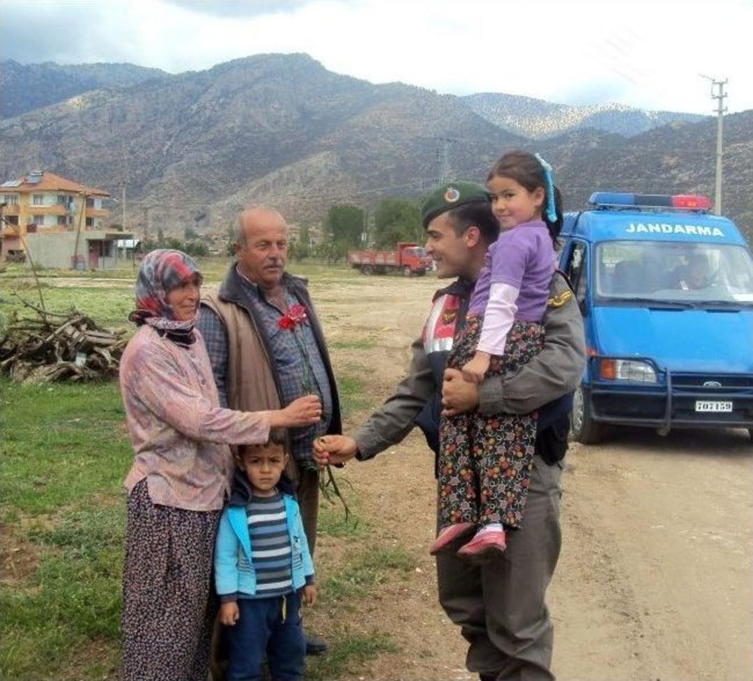 Elmalı Jandarma Ekibi Anneleri Unutmadı